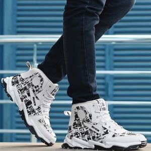 Sports shoes
